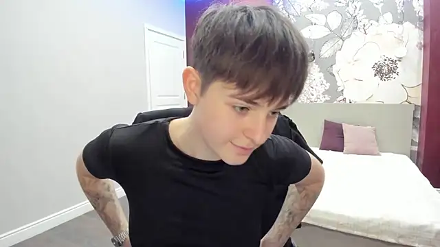 EmiliaYours's cam snapshot