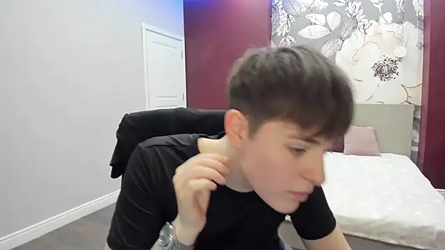 EmiliaYours's cam snapshot