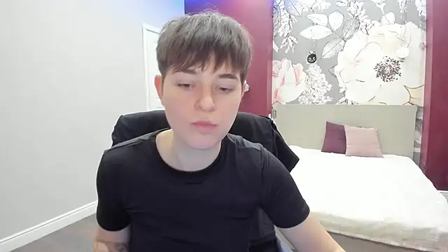 EmiliaYours's cam snapshot