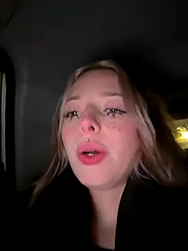 LoraaDoll live sex cam