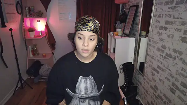 PrettyLittleProblem's cam snapshot