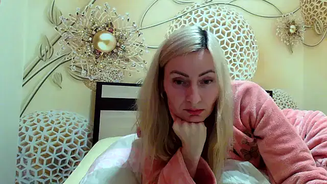 Yourrealgirl's cam snapshot