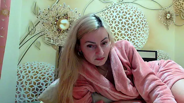 Yourrealgirl's cam snapshot