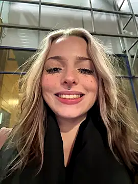 LoraaDoll live sex cam