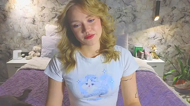 Aurora_Golden1's cam snapshot