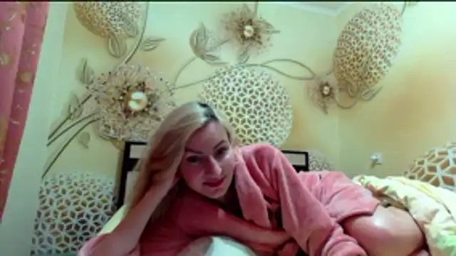 Yourrealgirl's cam snapshot