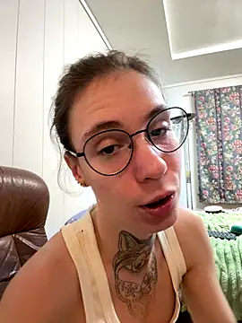 HoneySquirrel's cam snapshot