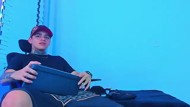 HOT_boy2025's cam snapshot