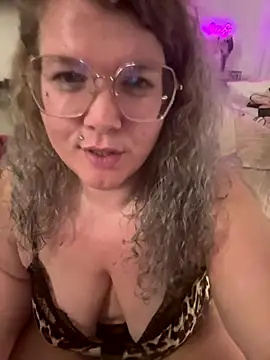 CurvyAnonymousGirl89's cam snapshot