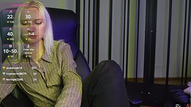 Laura_Chaplin's cam snapshot