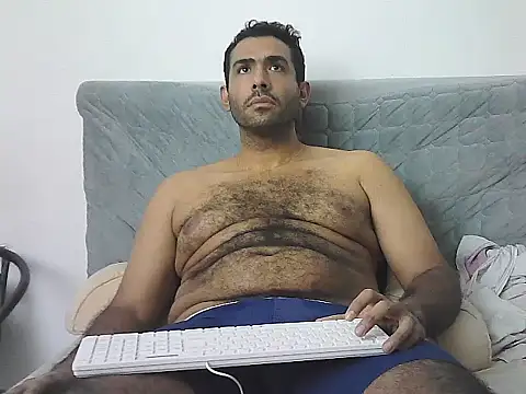 AlphaLatinoBear live sex cam