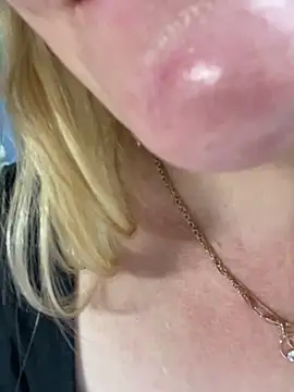 Sweet-blonde's cam snapshot