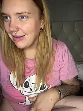 CurvyGirlMyla's cam snapshot