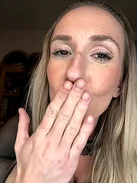 lola_tentatiion's cam snapshot