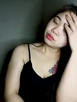 Queen-hot111 live sex cam