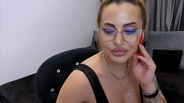 LovelyBlondyxx's cam snapshot