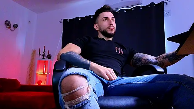 MightyAaron66 live sex cam