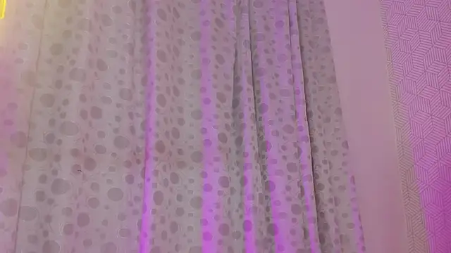 Selena_fox7 live sex cam