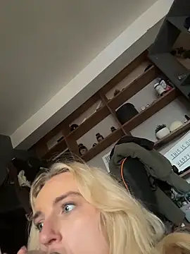 BlondeBombshellAmelia's cam snapshot