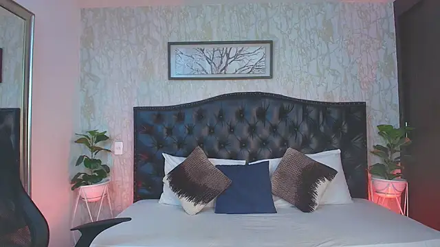 MaxxiCruzz live sex cam