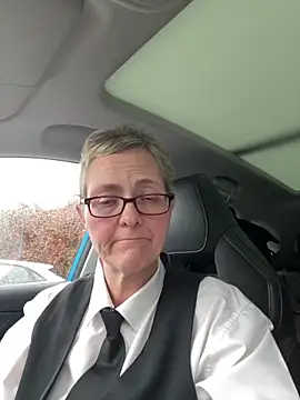 Curvy-Jinx live sex cam