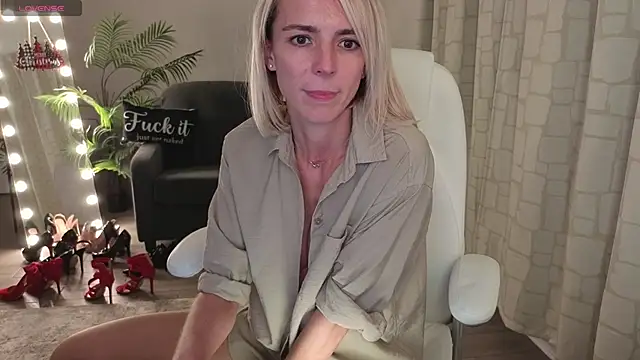 YourMarthaMayer's cam snapshot