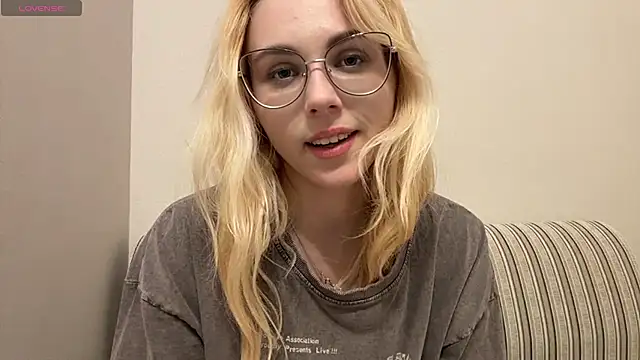 LatanyaRein live sex cam