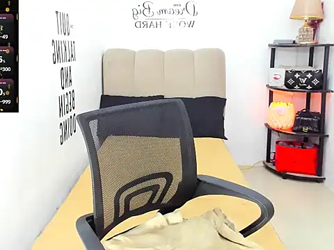 Trixie_Mattel21's cam snapshot