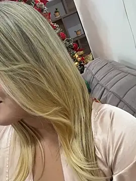 EmiilyAdams_'s cam snapshot