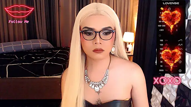 XJuicyCockTransX live sex cam