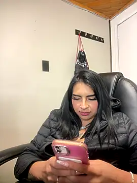 Hilary_pinkk's cam snapshot