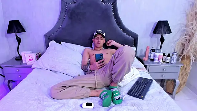 DerryAndIzzy live sex cam