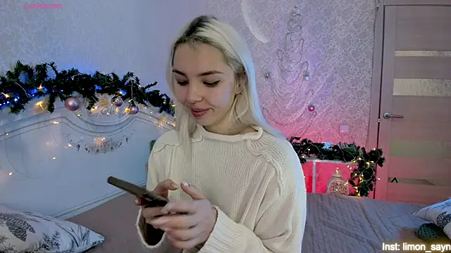 LillyMoure_'s cam snapshot