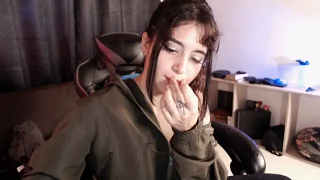 lizzy-c-e-e's cam snapshot