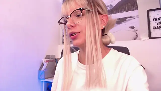 peyton_golden1's cam snapshot