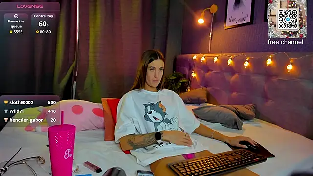 Aly_Alyc's cam snapshot