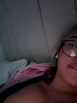 saliha_pinky_'s cam snapshot