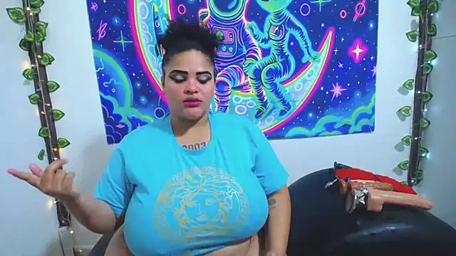 latina_bigboos25's cam snapshot