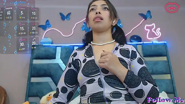 Roxan_Fox-'s cam snapshot