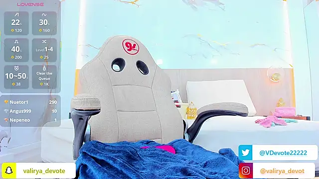 valirya_devote's cam snapshot