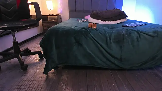 Lucerop_'s cam snapshot