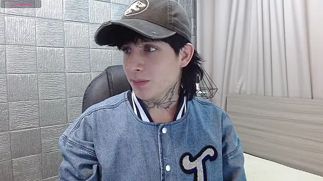 Iantwink18 live sex cam