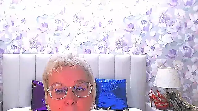 MilfyMommyXX's cam snapshot