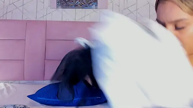 KiikiLovee live sex cam