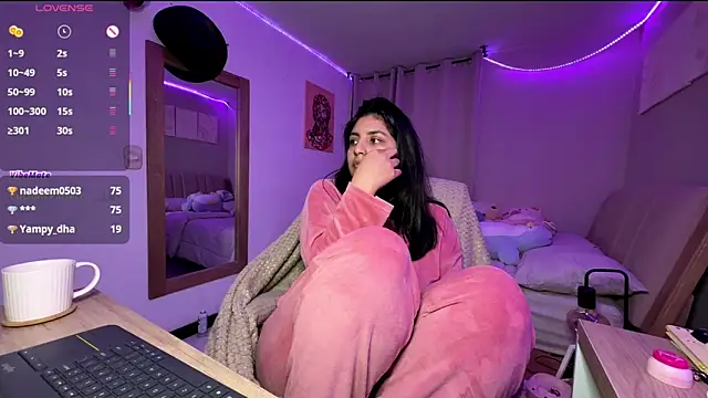 cloe_small's cam snapshot