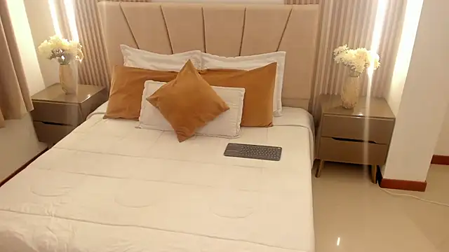 Rachell_Jamess's cam snapshot