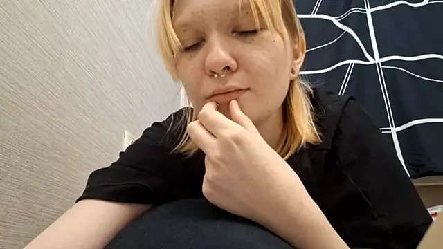 AstraVale's cam snapshot