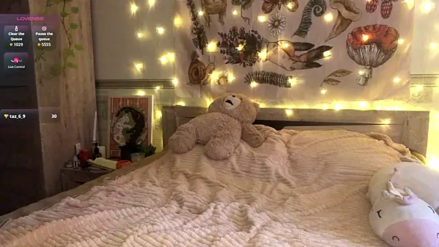 KiraVelora live sex cam