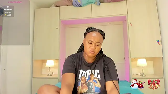 EmilyyStuart's cam snapshot