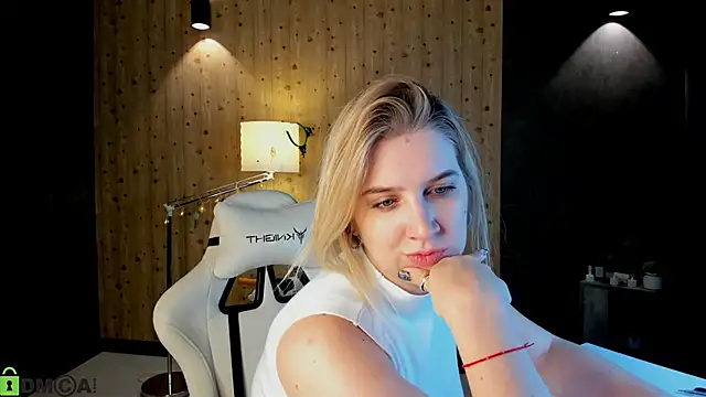 LunasShine live sex cam